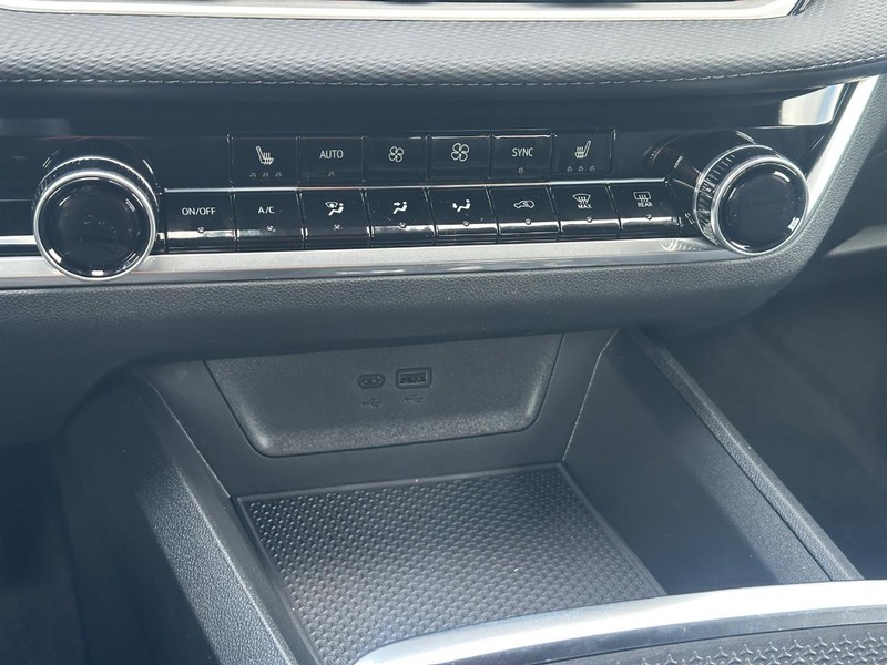 Chevrolet Equinox Vehicle Full-screen Gallery Image 13