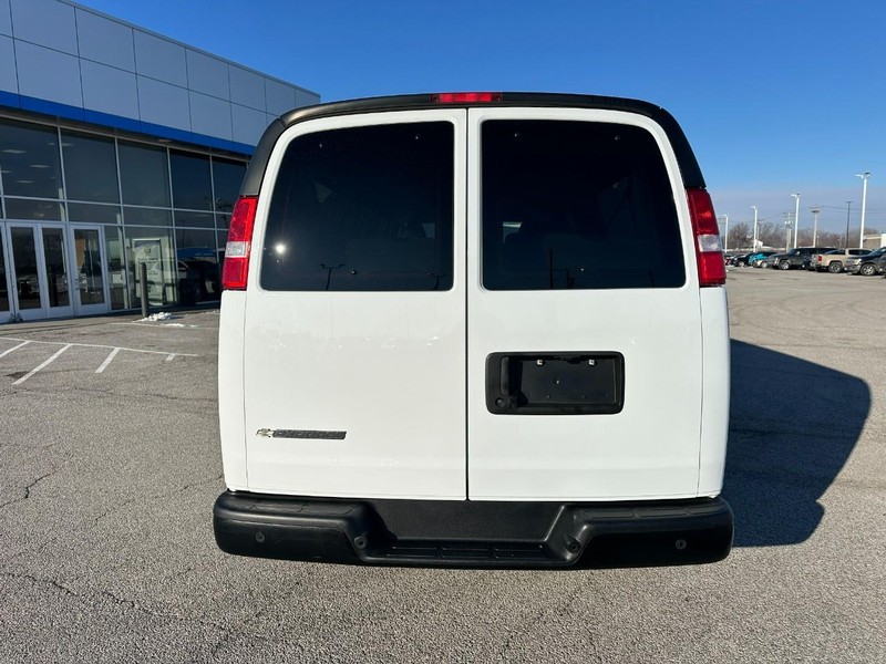 Chevrolet Express Passenger Vehicle Full-screen Gallery Image 4
