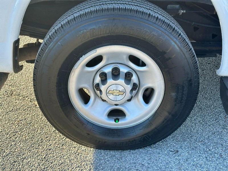 Chevrolet Express Passenger Vehicle Full-screen Gallery Image 7