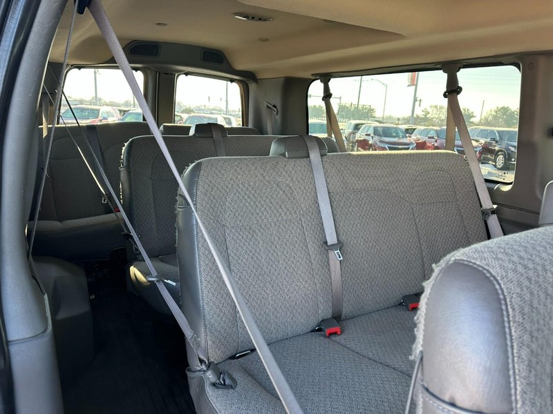 Chevrolet Express Passenger Vehicle Full-screen Gallery Image 10