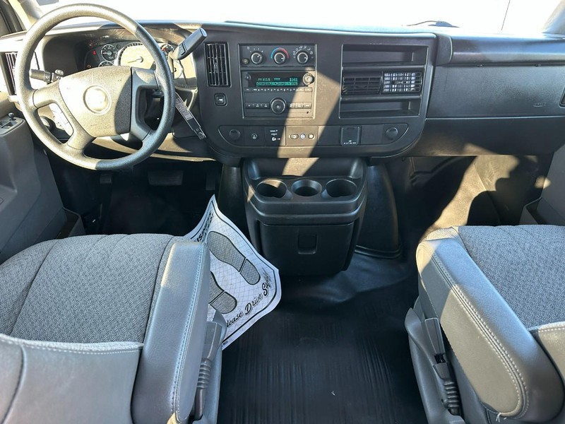 Chevrolet Express Passenger Vehicle Full-screen Gallery Image 12