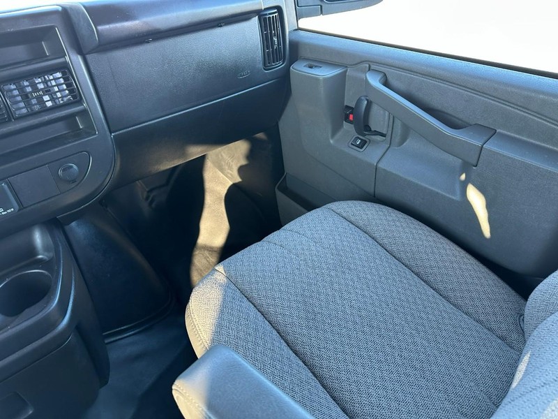 Chevrolet Express Passenger Vehicle Full-screen Gallery Image 16