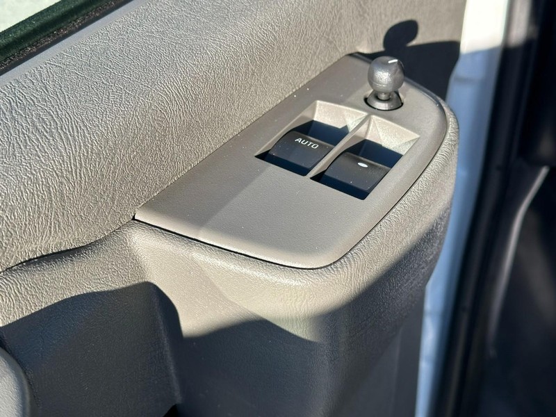 Chevrolet Express Passenger Vehicle Full-screen Gallery Image 17