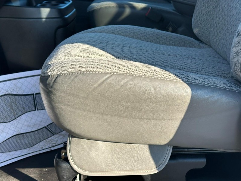 Chevrolet Express Passenger Vehicle Full-screen Gallery Image 18