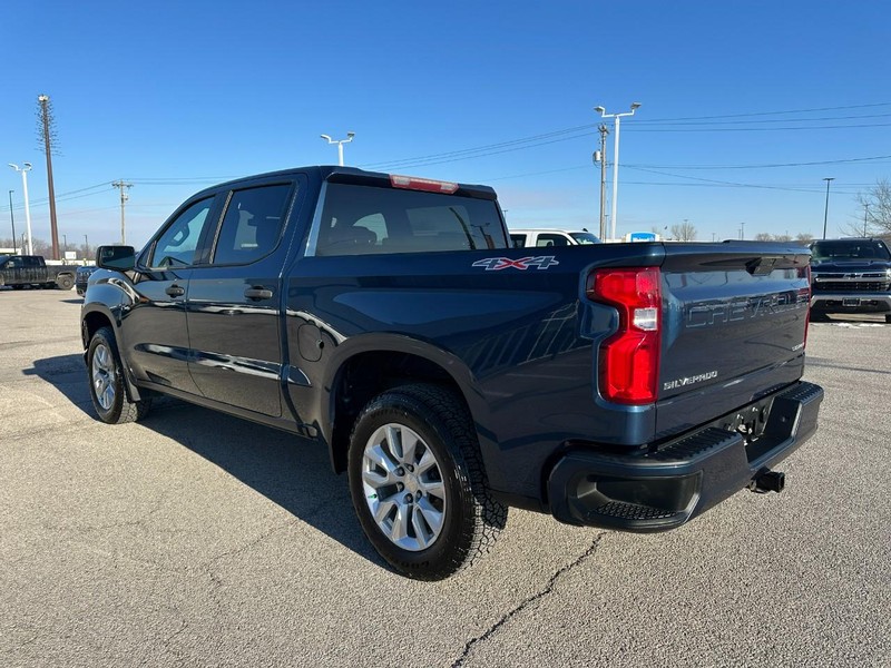 Chevrolet Silverado 1500 Vehicle Full-screen Gallery Image 3