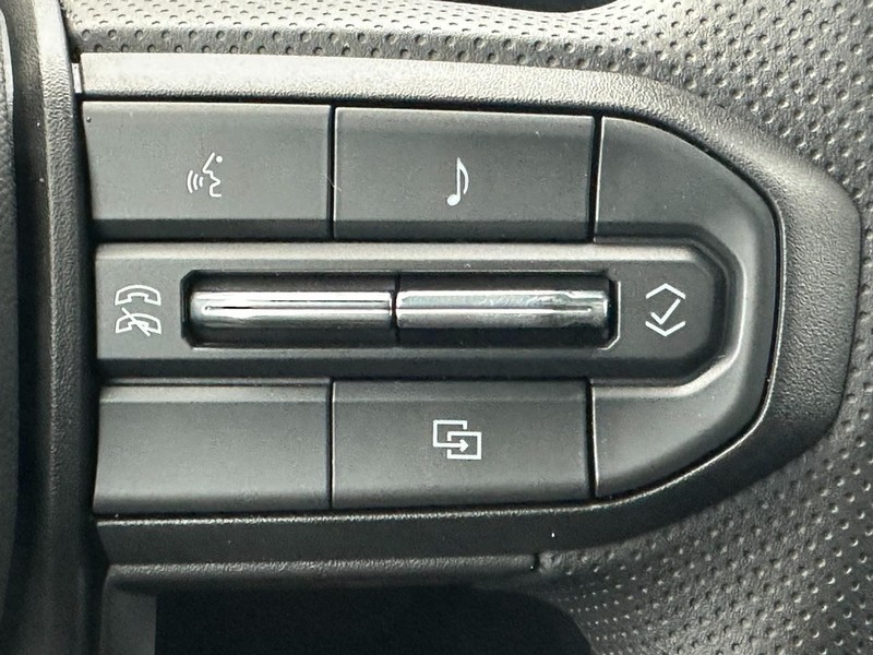 Chevrolet Colorado Vehicle Full-screen Gallery Image 12