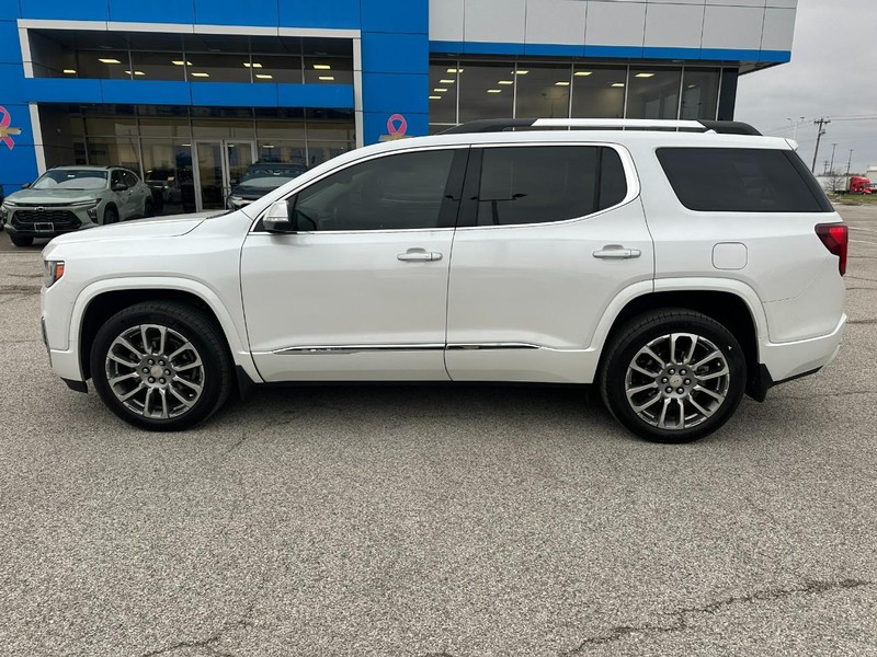 GMC Acadia Vehicle Full-screen Gallery Image 2