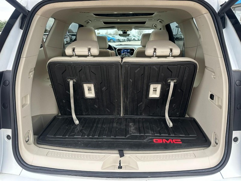 GMC Acadia Vehicle Full-screen Gallery Image 5