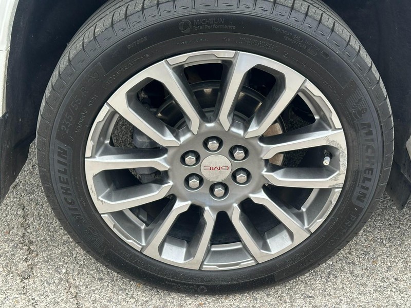 GMC Acadia Vehicle Full-screen Gallery Image 6