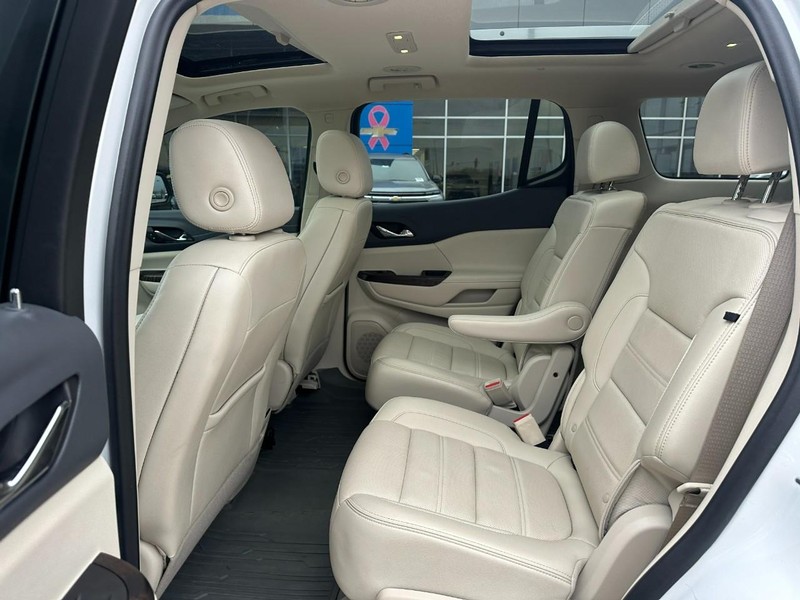 GMC Acadia Vehicle Full-screen Gallery Image 10