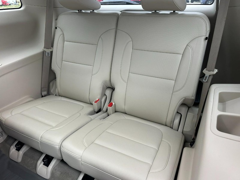 GMC Acadia Vehicle Full-screen Gallery Image 11