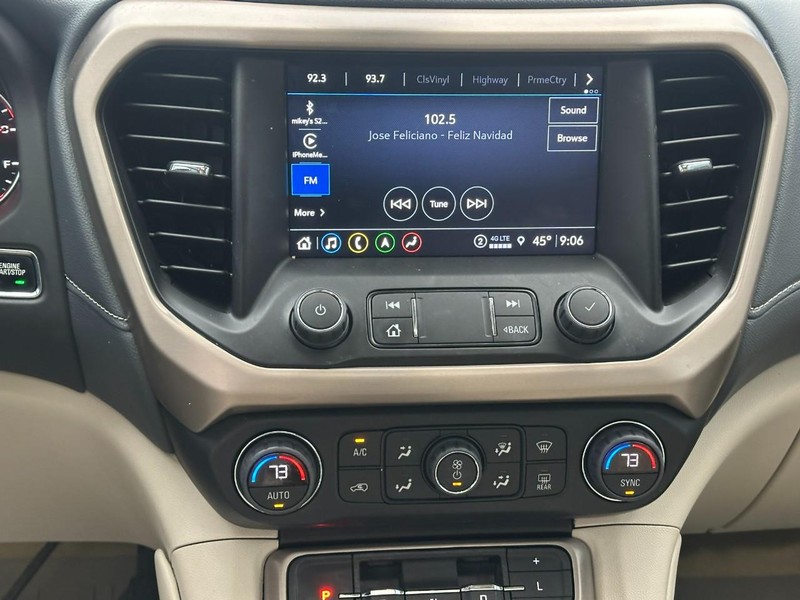 GMC Acadia Vehicle Full-screen Gallery Image 16