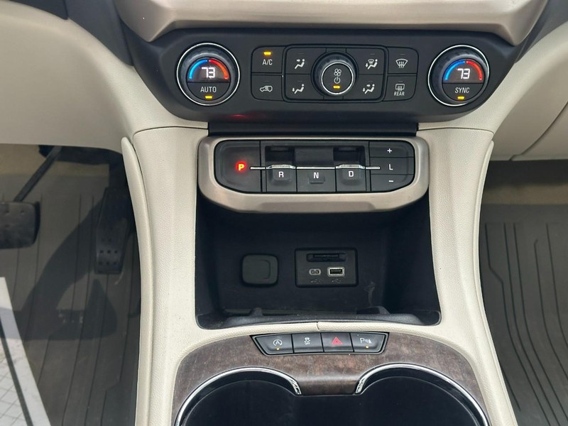 GMC Acadia Vehicle Full-screen Gallery Image 17