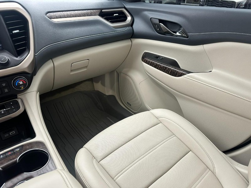 GMC Acadia Vehicle Full-screen Gallery Image 18