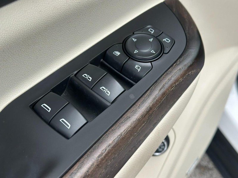 GMC Acadia Vehicle Full-screen Gallery Image 19