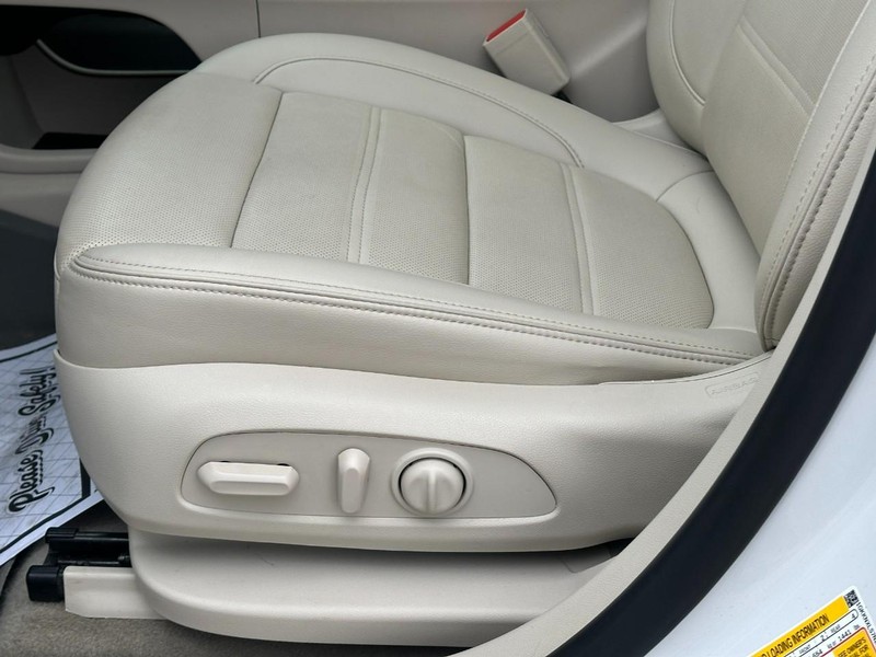 GMC Acadia Vehicle Full-screen Gallery Image 21