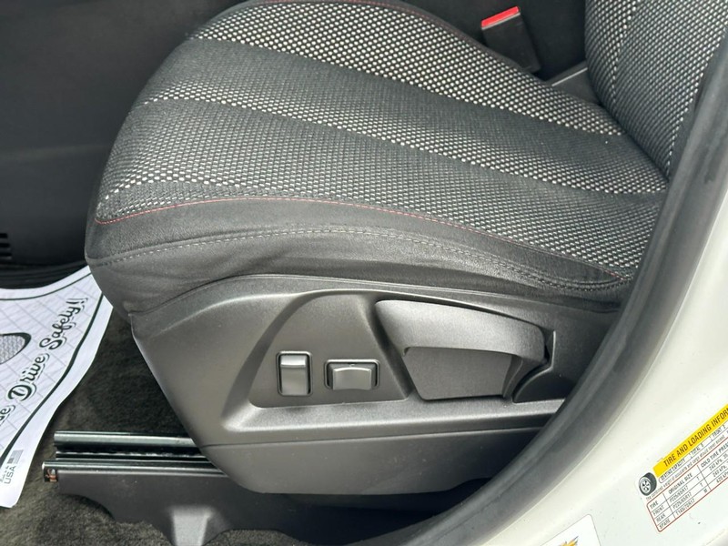 Chevrolet Equinox Vehicle Full-screen Gallery Image 17