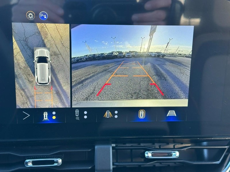 Chevrolet Equinox Vehicle Full-screen Gallery Image 16