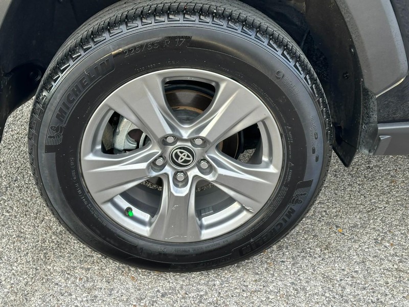 Toyota RAV4 Vehicle Full-screen Gallery Image 7