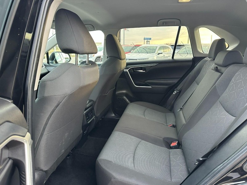 Toyota RAV4 Vehicle Full-screen Gallery Image 10