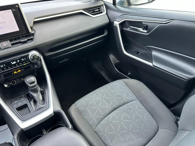 Toyota RAV4 Vehicle Full-screen Gallery Image 15