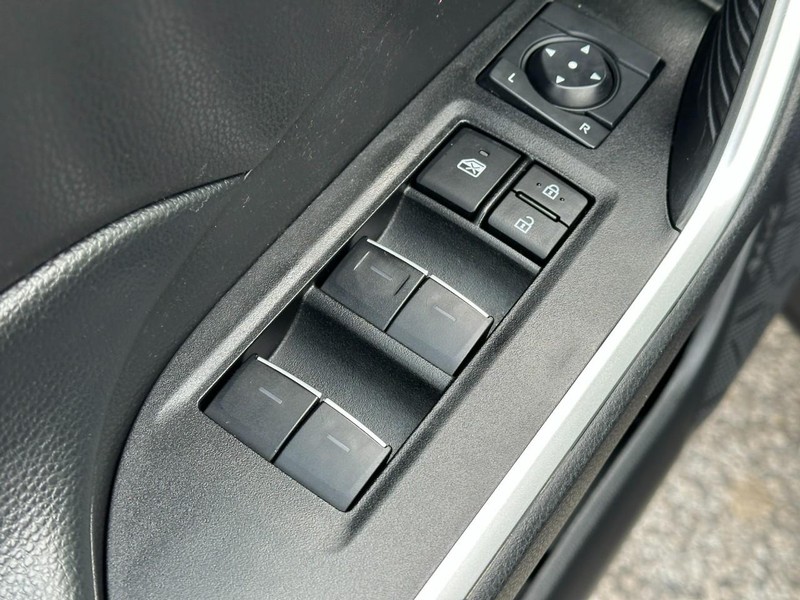 Toyota RAV4 Vehicle Full-screen Gallery Image 16