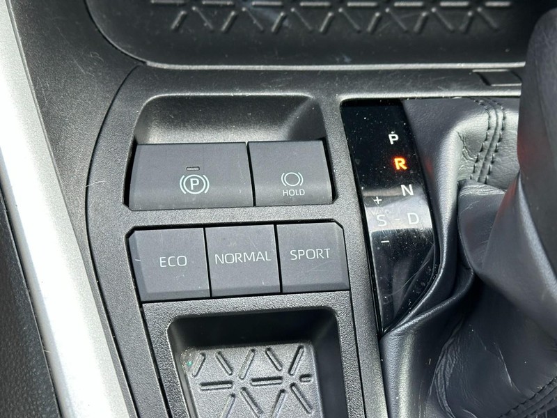 Toyota RAV4 Vehicle Full-screen Gallery Image 21