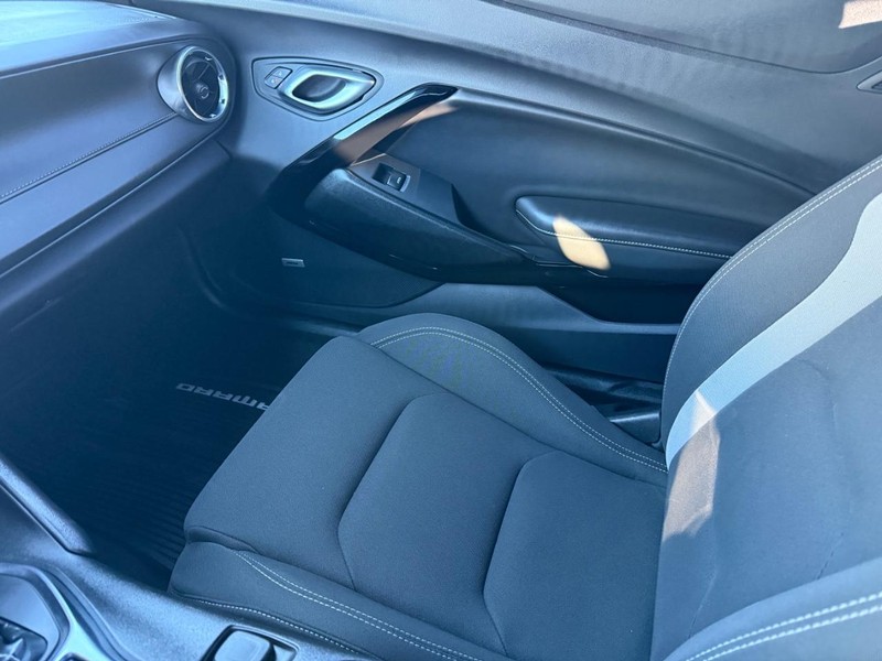 Chevrolet Camaro Vehicle Full-screen Gallery Image 21