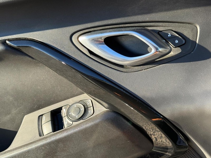 Chevrolet Camaro Vehicle Full-screen Gallery Image 23