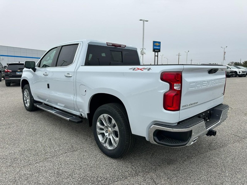 Chevrolet Silverado 1500 Vehicle Full-screen Gallery Image 3