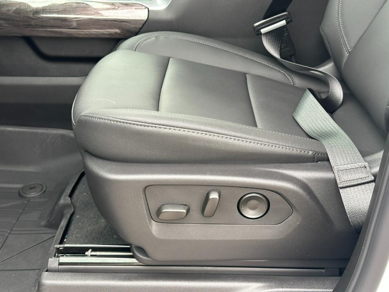 Chevrolet Silverado 1500 Vehicle Full-screen Gallery Image 11