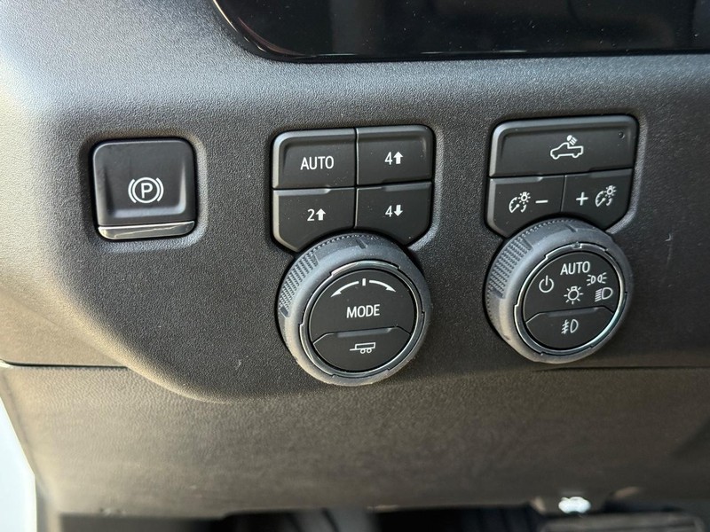 Chevrolet Silverado 1500 Vehicle Full-screen Gallery Image 15