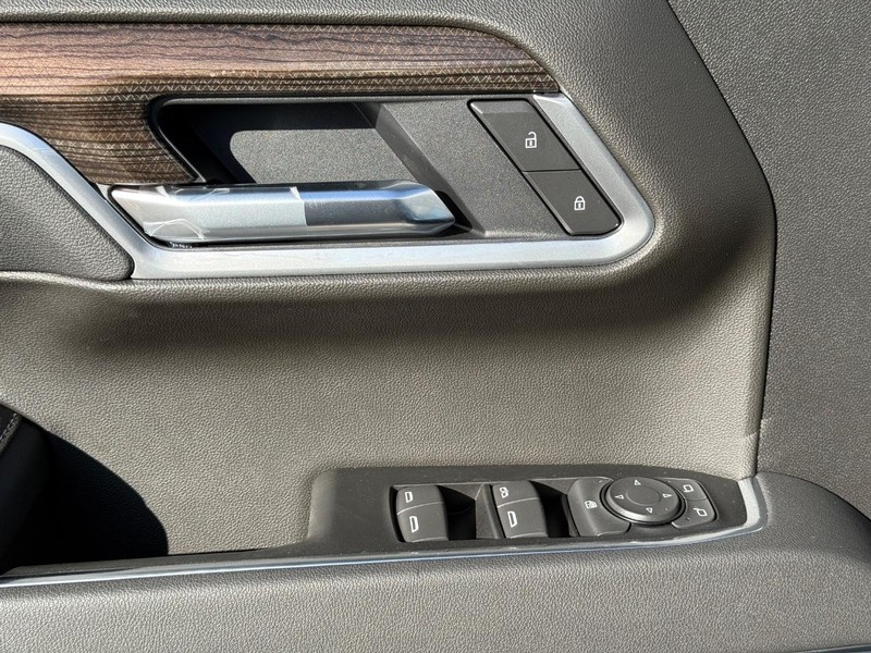 Chevrolet Silverado 1500 Vehicle Full-screen Gallery Image 16