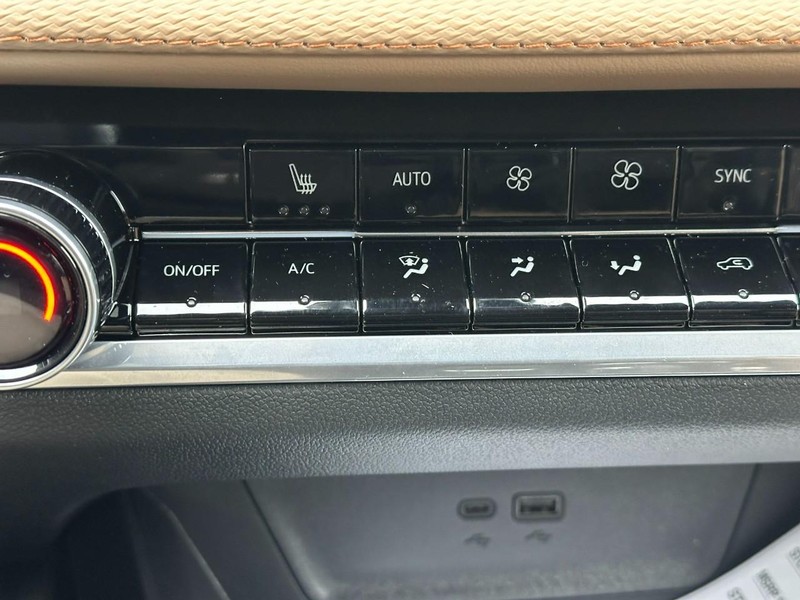 Chevrolet Equinox Vehicle Full-screen Gallery Image 13