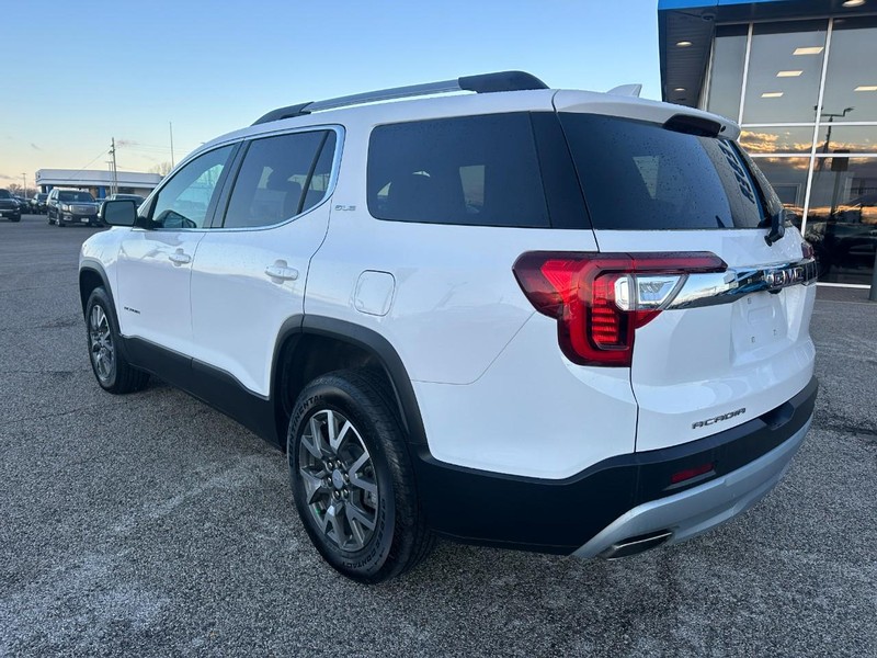 GMC Acadia Vehicle Full-screen Gallery Image 3