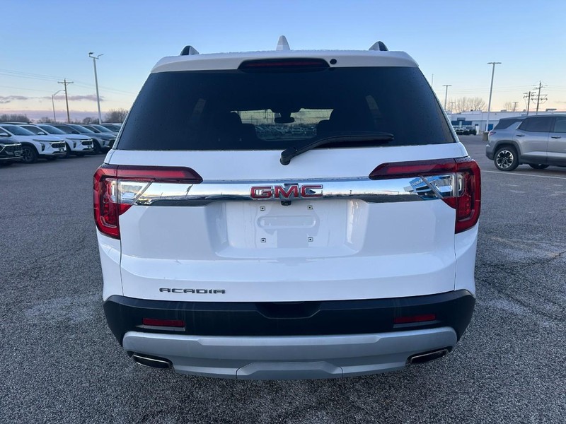 GMC Acadia Vehicle Full-screen Gallery Image 4