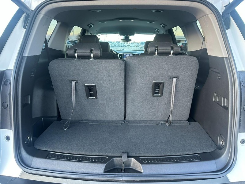 GMC Acadia Vehicle Full-screen Gallery Image 5