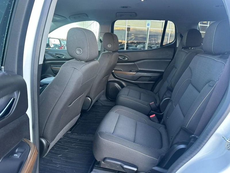 GMC Acadia Vehicle Full-screen Gallery Image 11