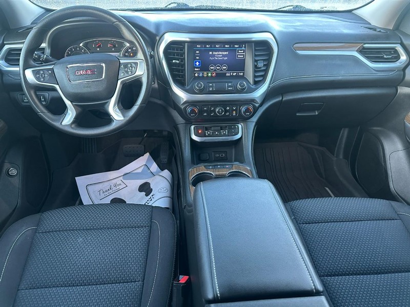 GMC Acadia Vehicle Full-screen Gallery Image 12