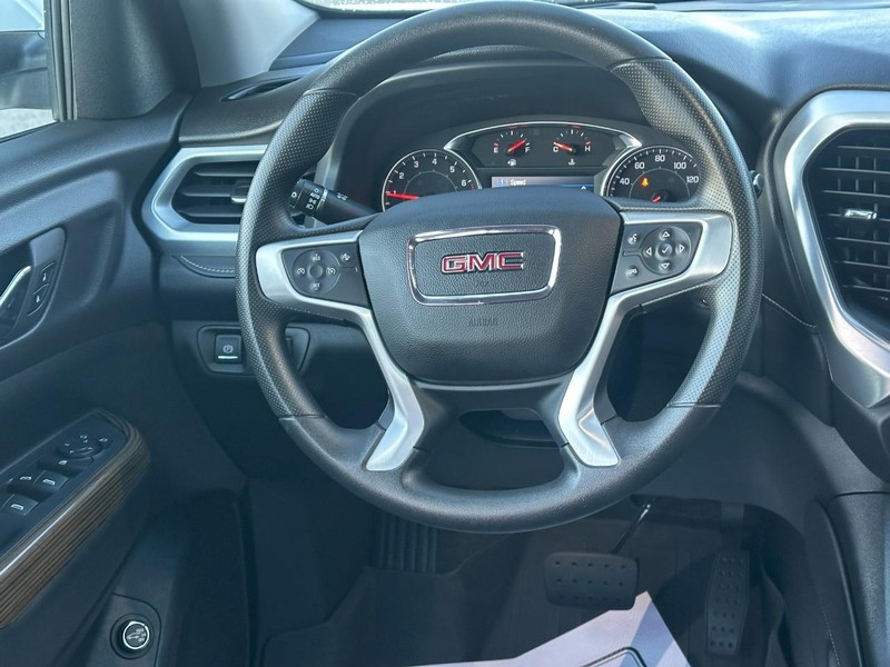 GMC Acadia Vehicle Full-screen Gallery Image 13