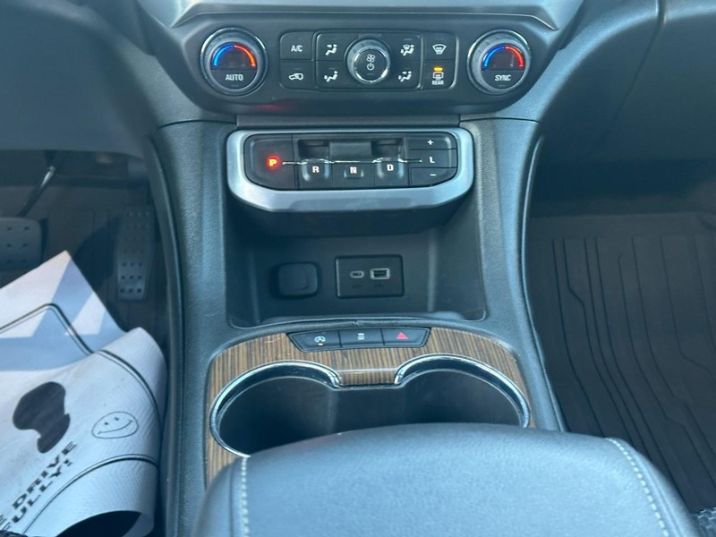 GMC Acadia Vehicle Full-screen Gallery Image 15