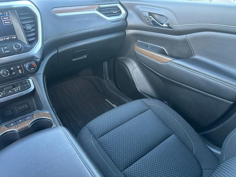 GMC Acadia Vehicle Full-screen Gallery Image 16