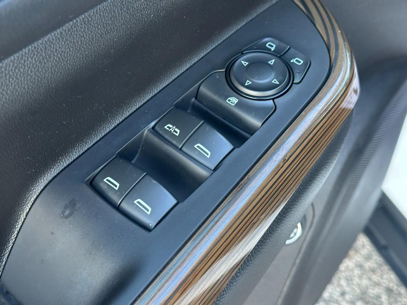 GMC Acadia Vehicle Full-screen Gallery Image 17