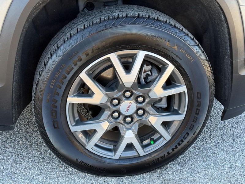 GMC Acadia Vehicle Full-screen Gallery Image 7