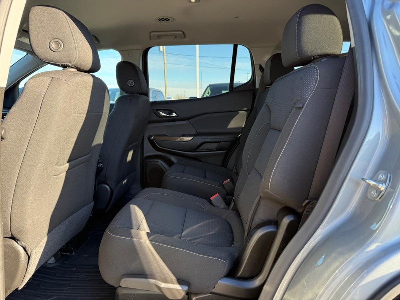 GMC Acadia Vehicle Full-screen Gallery Image 11