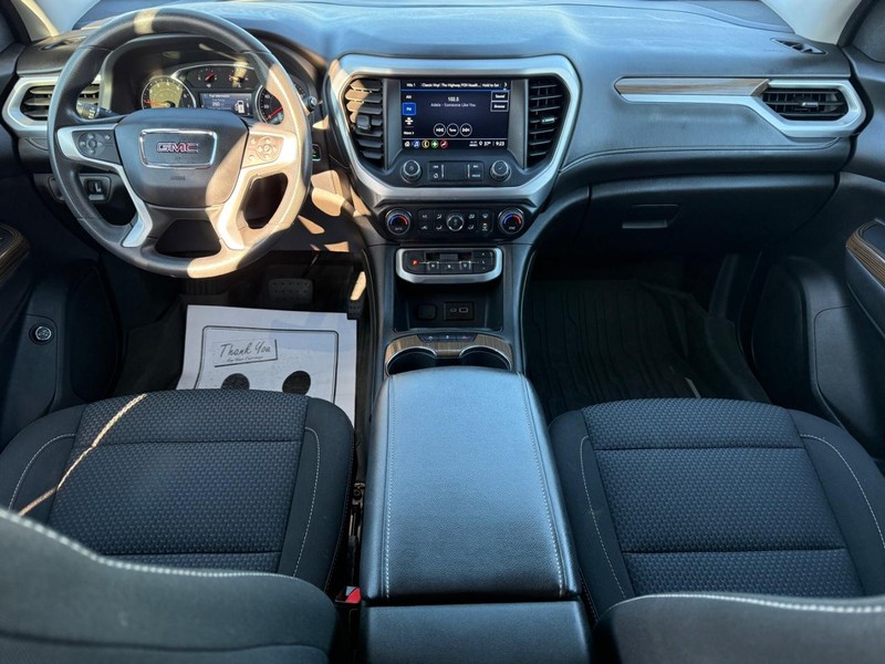 GMC Acadia Vehicle Full-screen Gallery Image 12