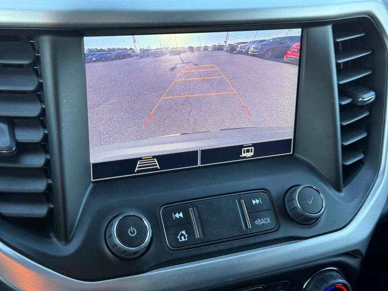 GMC Acadia Vehicle Full-screen Gallery Image 18