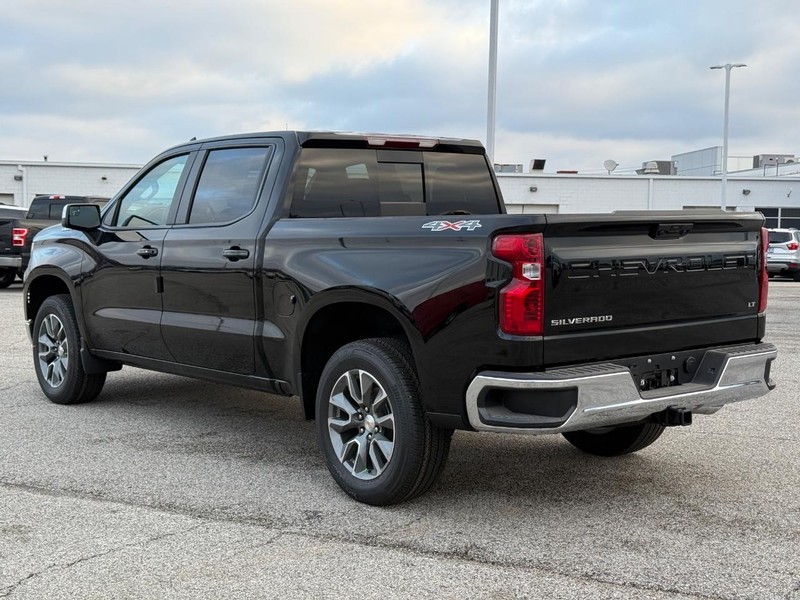 Chevrolet Silverado 1500 Vehicle Full-screen Gallery Image 3