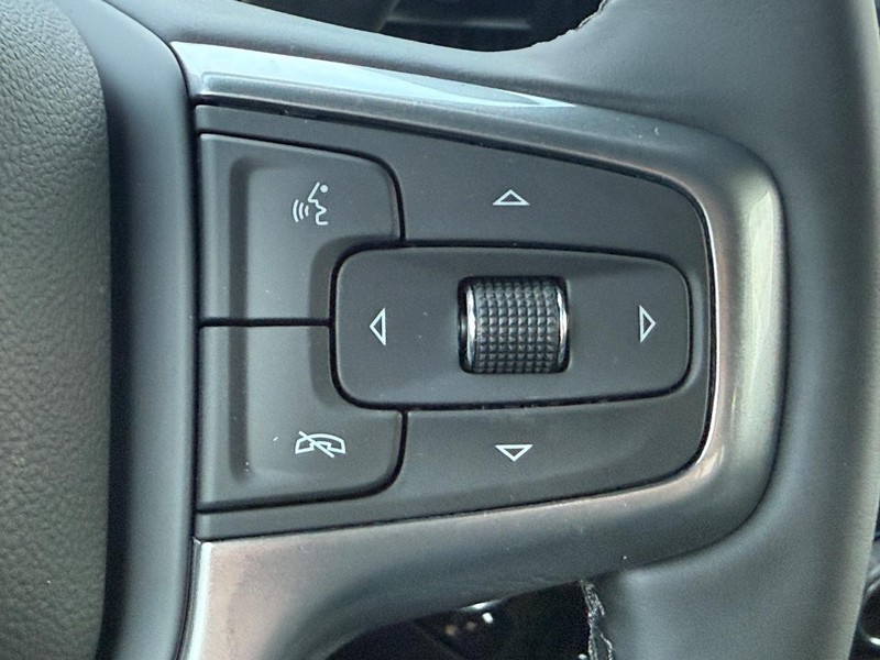 Chevrolet Silverado 1500 Vehicle Full-screen Gallery Image 9