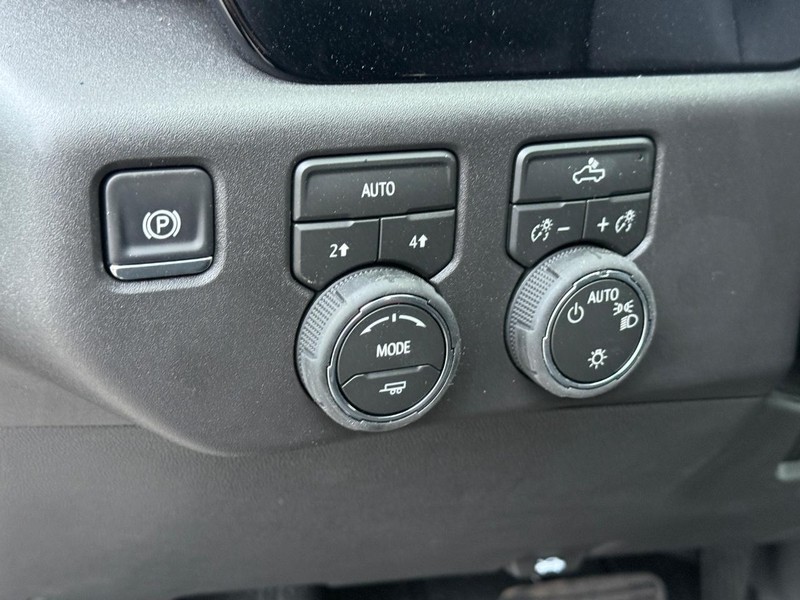 Chevrolet Silverado 1500 Vehicle Full-screen Gallery Image 15